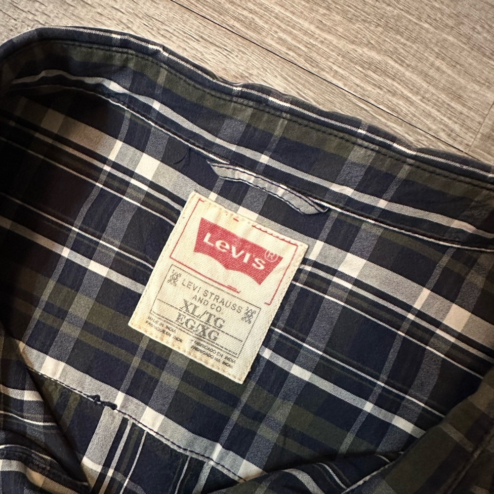 •LEVI• BUTTON UP - Picture 6 of 6